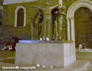 Viterbo - Rifiuti sul Monumento ai facchini