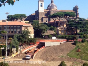 Plus il cantiere dell'ascensore verso il Sacrario