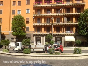 Operai al lavoro a via Marconi