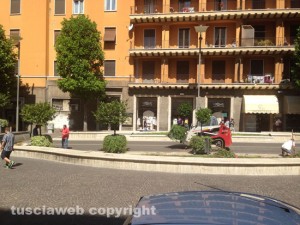 Operai al lavoro a via Marconi