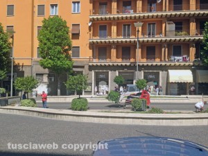 Operai al lavoro a via Marconi