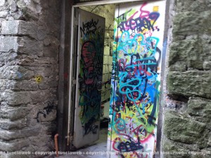 La porta dell'archivio comunale forzata