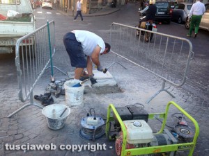 il posizionamento della Targa Unesco a piazza Fontana Grande