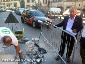 il posizionamento della Targa Unesco a piazza Fontana Grande