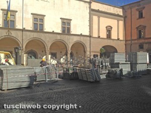 Il montaggio delle tribune a piazza del Comune