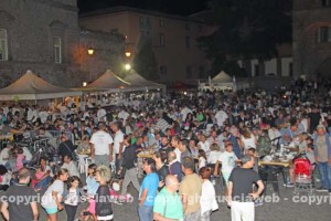 Le cene in piazza con i facchini