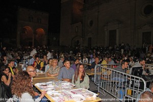 Cene in piazza con i facchini
