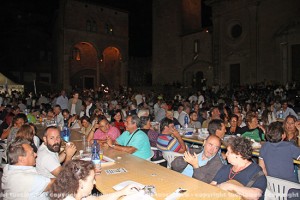 Cene in piazza con i facchini