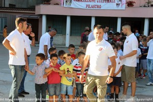 Angelo Loddo con i piccoli facchini