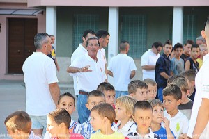 Pino Loddo con i piccoli facchini
