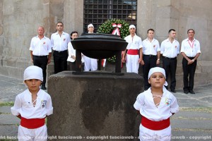 I facchini del Pilastro al monumento ai Caduti