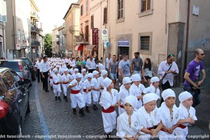 Santa Rosa - Il corteo dei piccoli facchini del Pilastro