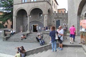 Turisti in attesa di fronte al museo del Colle