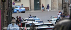 Rissa a piazza del Comune, - Intervento di polizia, carabinieri e vigili