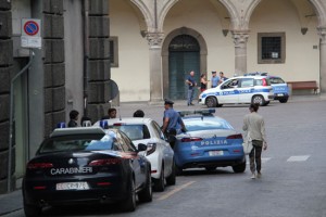 Rissa a piazza del Comune, - Intervento di polizia, carabinieri e vigili