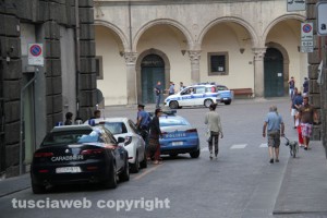 Rissa a piazza del Comune, - Intervento di polizia, carabinieri e vigili
