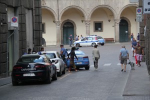 Rissa a piazza del Comune, - Intervento di polizia, carabinieri e vigili