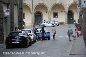 Rissa a piazza del Comune, - Intervento di polizia, carabinieri e vigili