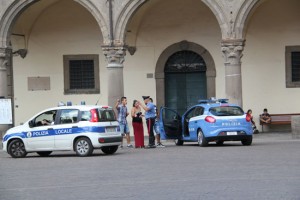 Rissa a piazza del Comune, - Intervento di polizia, carabinieri e vigili