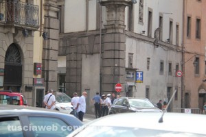 Rissa a piazza del Comune, - Intervento di polizia, carabinieri e vigili