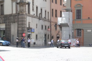 Rissa a piazza del Comune, - Intervento di polizia, carabinieri e vigili