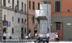 I lavori al leone in piazza del comune