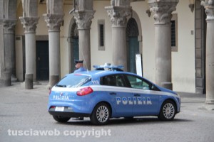 La pattuglia della polizia a piazza del Comune