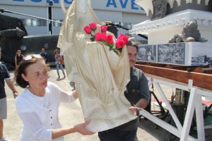 Maria Antonietta Palazzetti con la statua di santa Rosa