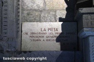 La targa ai piedi della cornice della Pietà di Sebastiano del Piombo