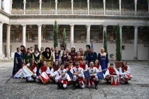 Il gruppo sbandieratori del Pilastro e i figuranti del corteo storico