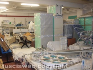 Montefiascone - Ospedale - I materiali di ematologia nuovi stipati alla rinfusa in un magazzino