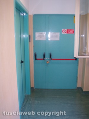 Montefiascone - Ospedale - I materiali di ematologia nuovi stipati alla rinfusa in un magazzino