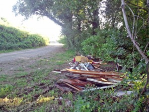 Castel d'Asso appena ripulito e già pieno di rifiuti