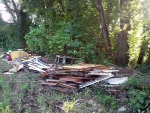 Castel d'Asso appena ripulito e già pieno di rifiuti