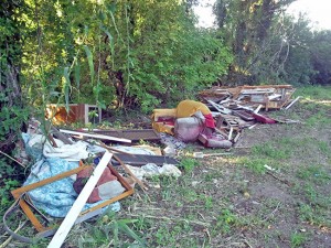 Castel d'Asso appena ripulito e già pieno di rifiuti