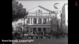 Il busto di De Gasperi scoperto al teatro Unione nel 1958