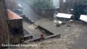 Le incredibili immagini della bomba d'acqua a Tuscania