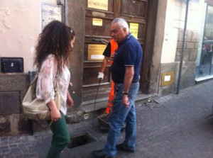 Frontini con gli operai di Viterbo Ambiente la scorsa estate in occasione di "Aperti per Ferie" Estate 2013