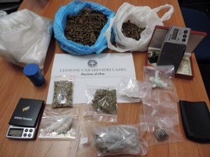 La droga sequestrata dai carabinieri di Orte