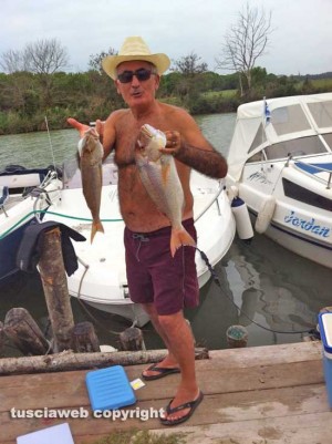 L'assessore Alvaro Ricci coi dentici appena pescati 