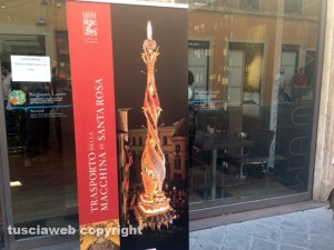 Il manifesto della macchina di santa Rosa in via Frattina