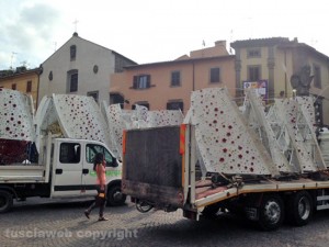 I pezzi di Fiore del Cielo a piazza del Teatro