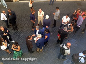 Fermento in via Frattina prima della conferenza stampa sulla macchina di santa Rosa