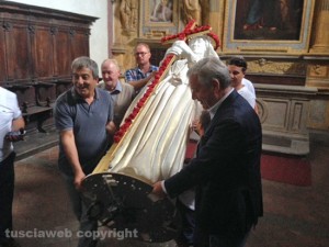 L'assessore Delli Iaconi insieme al sindaco Michelini e ai costruttori portano la statua di santa Rosa fuori da palazzo dei Priori