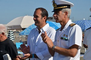 Il sindaco Sergio Caci con il comandante della guardia costiera Giuseppe Tarzia