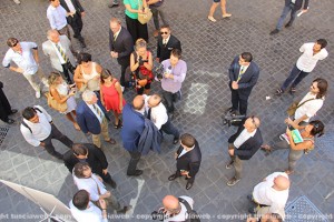 Fermento in via Frattina prima della conferenza stampa sulla macchina di santa Rosa