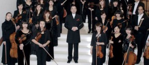 Il maestro James P. Liu con l'orchestra