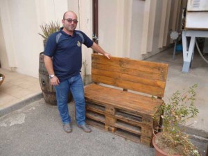Marco Bardeglino vicino a una sua creazione