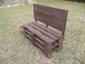 Panchina ottenuta dai banchi di legno 
