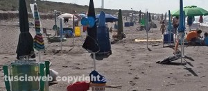 Gli ombrelloni a Pescia Romana posizionati sulla spiaggia